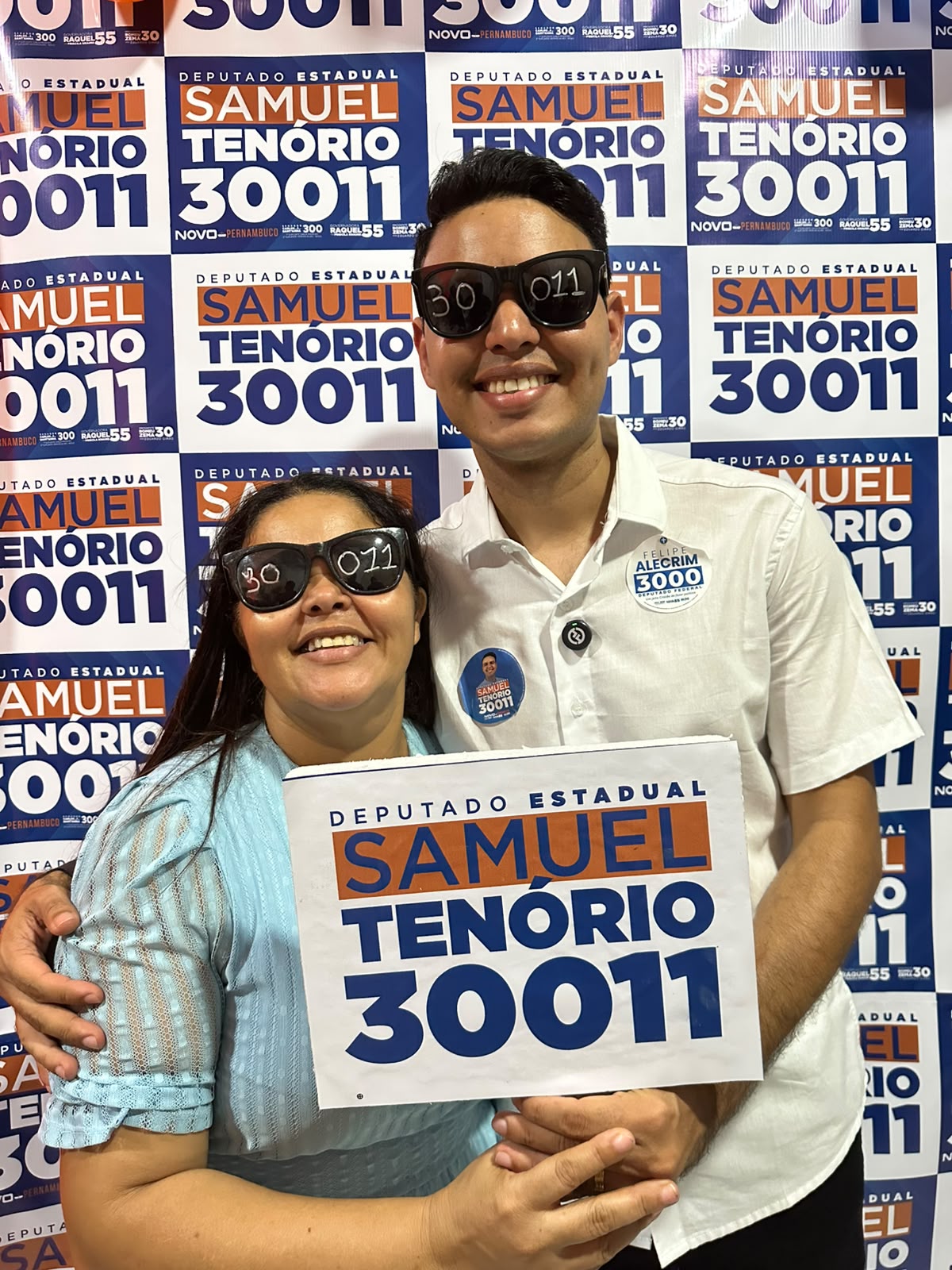Samuel Tenório ao lado de apoiadora segurando material da campanha