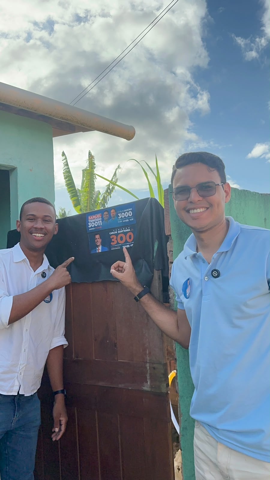 Samuel Tenório em visita porta a porta com apoiador