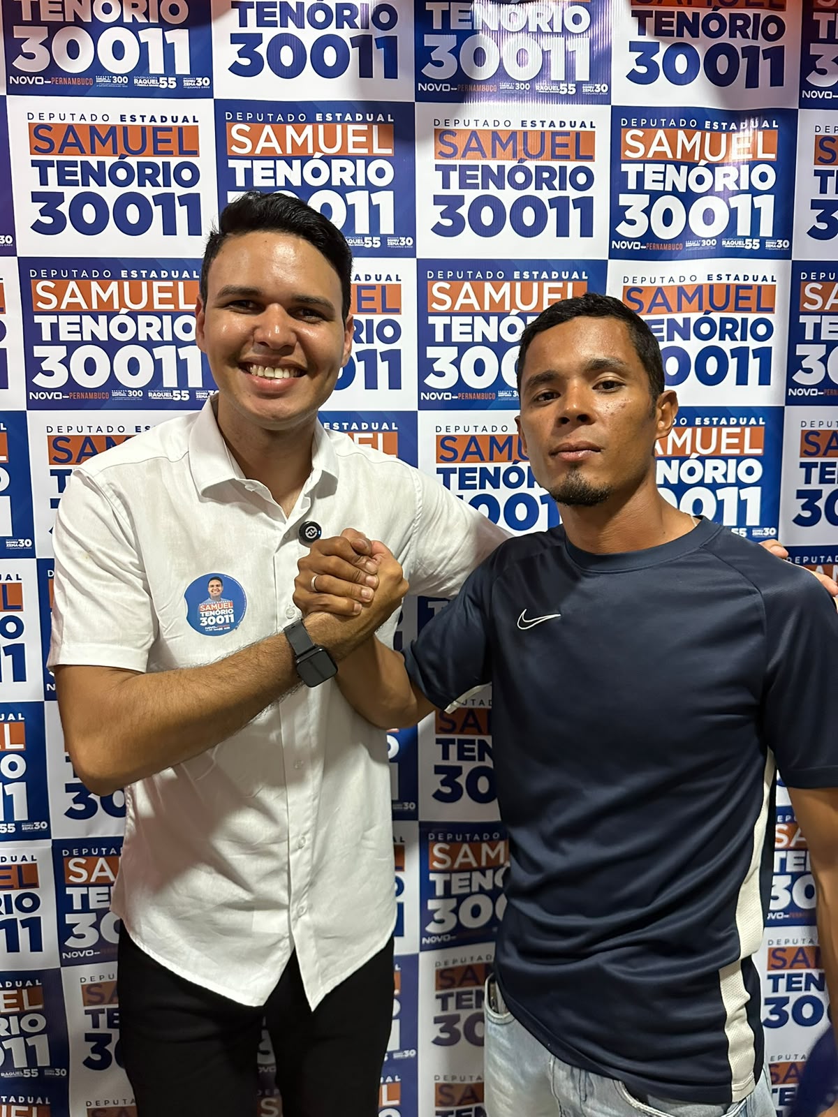 Samuel Tenório cumprimentando apoiador