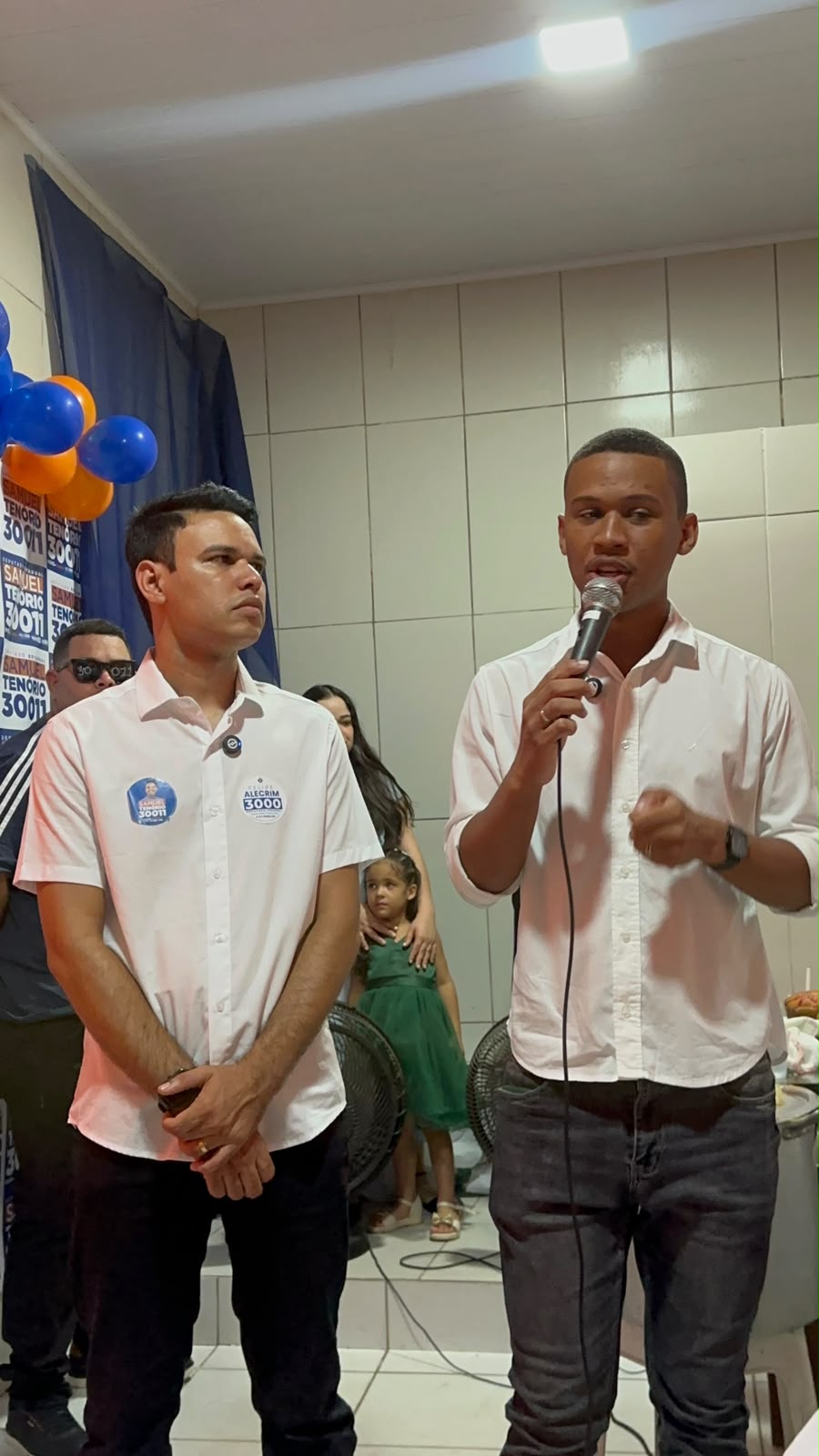 Samuel Tenório ouvindo fala durante encontro comunitário